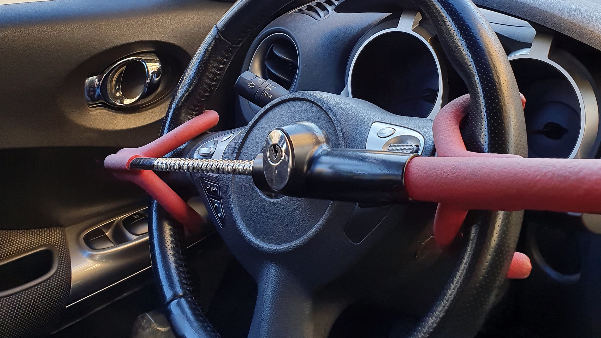 A steering wheel lock anti-theft device