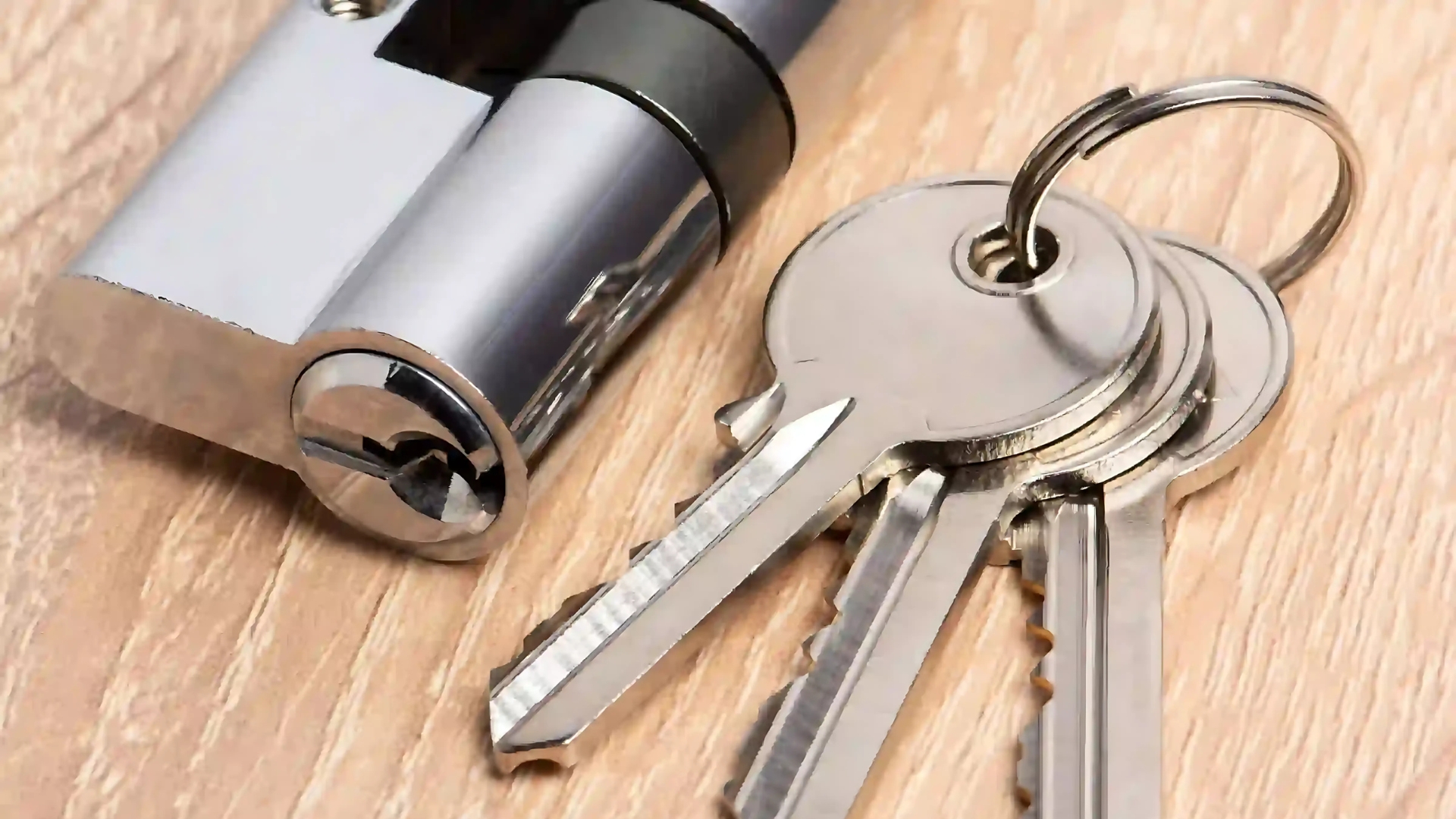 Close-up of the new lock cylinder with a key set