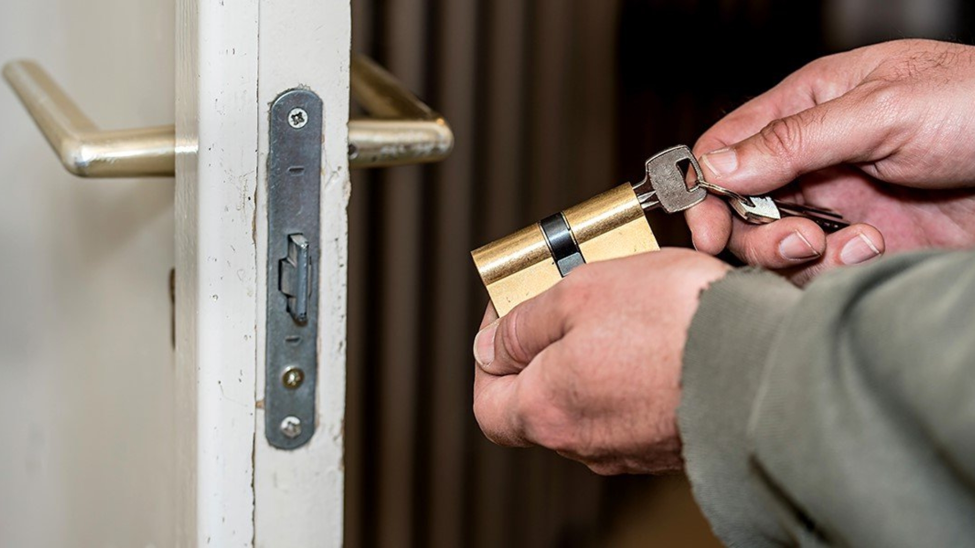 A professional locksmith Encino preparing to rekey a lock